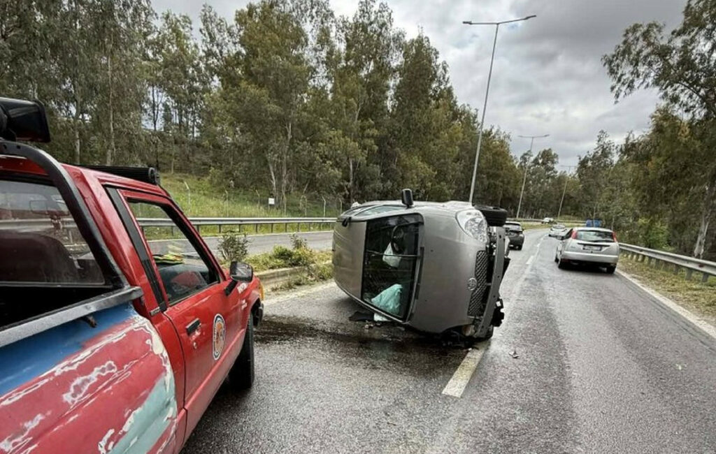 Σοκαριστικό τροχαίο στην Αρτέμιδα: Αυτοκίνητο αναποδογύρισε στη μέση του δρόμου