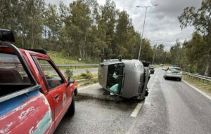 Σοκαριστικό τροχαίο στην Αρτέμιδα: Αυτοκίνητο αναποδογύρισε στη μέση του δρόμου