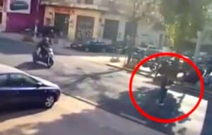 Κρίσιμες ώρες για τη 16χρονη που παρασύρθηκε από μηχανάκι στη Λιοσίων