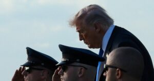 Τραμπ: «Αν το Ιράν θέλει συνομιλίες, ας καλέσει - Υπάρχει αναρχία στη χώρα»