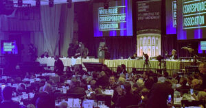 Σοκαριστικές στιγμές σε δείπνο του Λευκού Οίκου: Ο Τραμπ απομακρύνθηκε λόγω πυροβολισμών