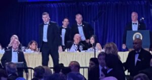 Ηρωισμός σε δείπνο: Άνδρας σταμάτησε σφαίρες μπροστά στον Τραμπ