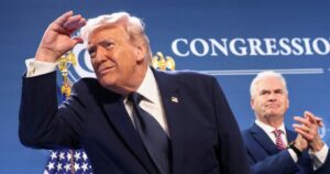 Διασώθηκε ο πιλότος του F-15 στο Ιράν: «Είναι ασφαλής» δήλωσε ο Τραμπ