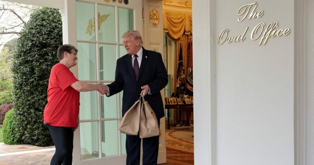 Ο Ντόναλντ Τραμπ παραγγέλνει fast food στον Λευκό Οίκο και αφήνει φιλοδώρημα 100 δολαρίων