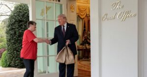 Ο Ντόναλντ Τραμπ παραγγέλνει fast food στον Λευκό Οίκο και αφήνει φιλοδώρημα 100 δολαρίων