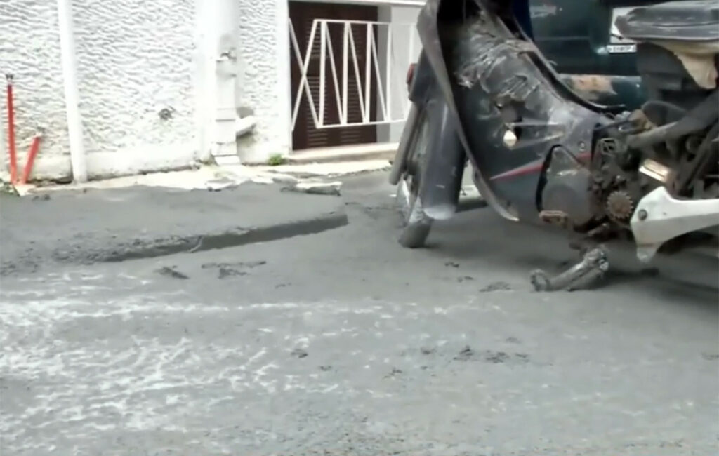 Εξαιρετικό φαινόμενο στην Κυψέλη: Υγρό τσιμέντο γεμίζει τους δρόμους