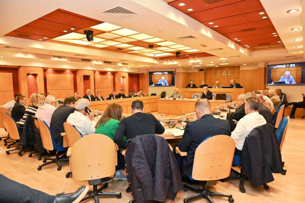 ΚΕΔΕ: Αντιδράσεις για το υπερπλεόνασμα του Υπ. Οικονομικών