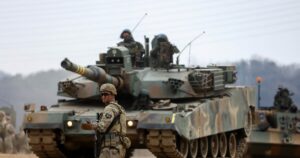 Ο Τραμπ συνεχίζει την κόντρα με το ΝΑΤΟ και σκέφτεται αποσύρσεις στρατευμάτων