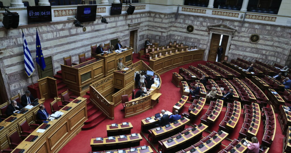 Σφοδρή αντιπαράθεση στη Βουλή για υποκλοπές και Δικαιοσύνη