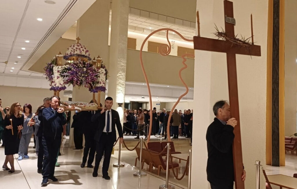 Συγκίνηση και Πίστη στον Επιτάφιο του Ωνάσειου Νοσοκομείου