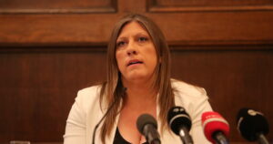 Η Ζωή Κωνσταντοπούλου στο ΑΤ Ομονοίας μετά από καταγγελία υπαλλήλων