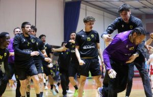 Handball Premier: ΑΕΚ ανατρέπει τον Ολυμπιακό και κερδίζει το 1-0 στους τελικούς