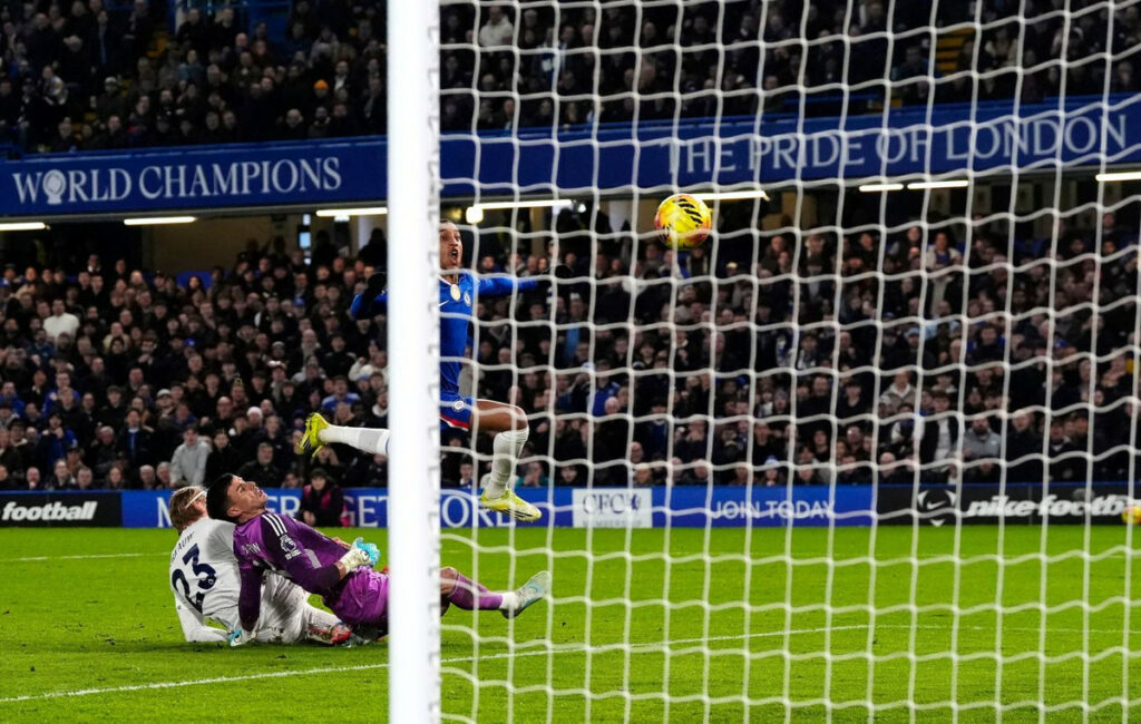 Premier League: Σοκαριστική πτώση του Τζέσι Ντέρι στο ματς Τσέλσι-Νότιγχαμ
