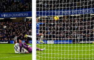 Premier League: Σοκαριστική πτώση του Τζέσι Ντέρι στο ματς Τσέλσι-Νότιγχαμ