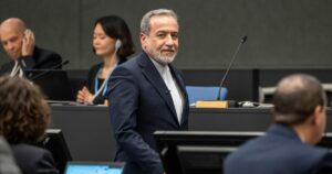 Κρίση στην ηγεσία του Ιράν: Απομάκρυνση Αραγτσί ζητούν Πεζεσκιάν και Γκαλιμπάφ