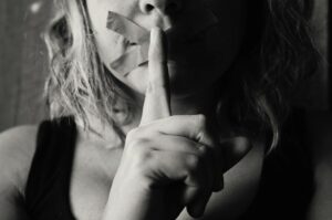 Αρμόδιος για θέματα ισότητας δημοτικός σύμβουλος κατηγορείται για κακοποίηση