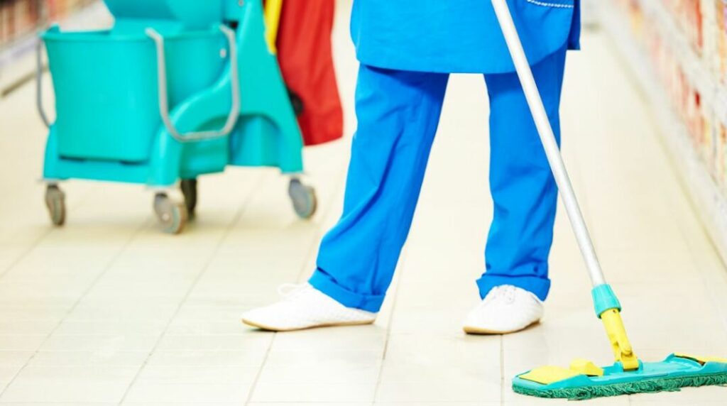 Επιστρέφει στην εργασία της σχολική καθαρίστρια μετά από παρέμβαση σωματείων