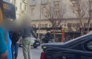 Καβγάδες και βία στους δρόμους της Αθήνας για ασήμαντες αφορμές