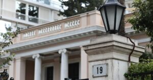 Ανησυχία στο Μαξίμου για τις δημοσκοπήσεις: Η ακρίβεια κυριαρχεί